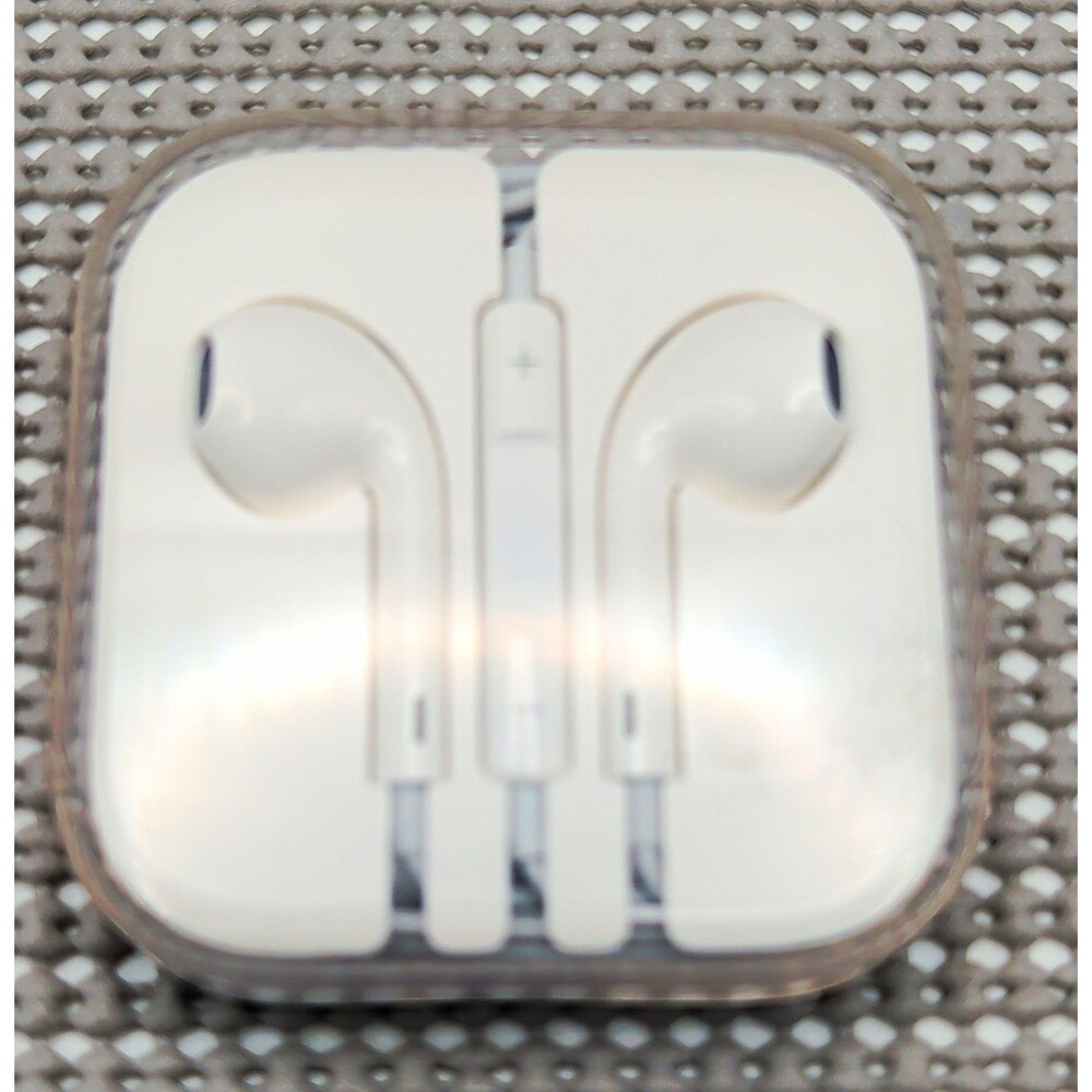 Apple EarPods In-Ear Wired Earbuds, 3.5mm Jack, Built-In Mic, White